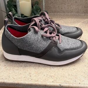 Ugg brand Treadlite size 9 tie closure casual wear shoes